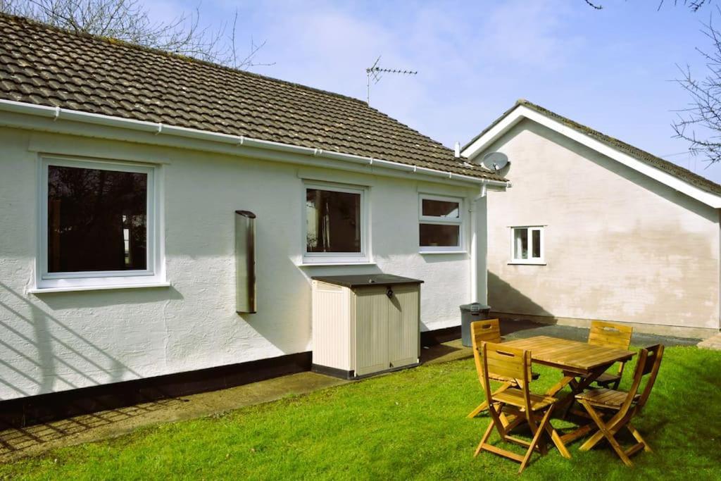 Ocean Breeze, Gower Holiday Village. Allows Dogs Swansea Exterior photo