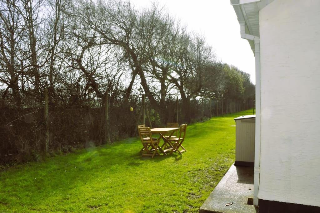 Ocean Breeze, Gower Holiday Village. Allows Dogs Swansea Exterior photo